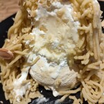 神乃珈琲 赤坂店 - マカロンの上にホイップクリームとアイス、その上に甘くフワフワの栗素麺？が掛かってる 笑