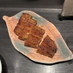 うなぎ 成田新川 東京駅店 - 蒲焼（地焼き）（2300円）。白焼き頼んだのに何故かタレ。鰻重が蒸しているから、違う風味と味で結果オーライです