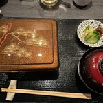 うなぎ 成田新川 東京駅店 - 蓋を開ける楽しみ