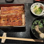 うなぎ 成田新川 東京駅店 - 新仔鰻重（4000円）は肝吸いご付きます。そんなに待たせません。流石、東京駅