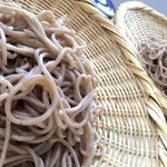 傍 - 白に続いて黒そば登場