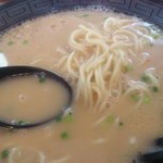 こうの - 麺・スープのアップ。こちらの色調の方が忠実。(2014.12)