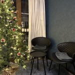 ルパボワ - クリスマスシーズンには、ツリー横にちょい飲み席もご用意