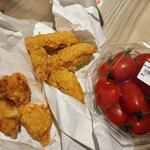 ふじやからあげ店 - からあげミックス(もも２切れ食べた後)と手羽先100グラム