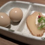 魚ふじ - 前菜２種(味付けウズラ玉子、いぶりがっこクリームチーズのせ)