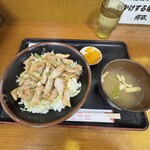 茂利多屋 - 塩豚丼（漬物と味噌汁）