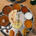 月とスパイス - 左から1つ目･エビのココナッツカレー。同じく左から2つ目･スパイシーポークキーマカレー