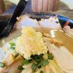 麺屋こびり - 刻みニンニク乗ってます