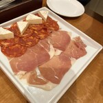 LoBoS 日比谷店 - 生ハムとハモンセーラ、カマンベールチーズ