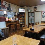 炭屋 - 奥から入り口に向けて…BGMは、隣のカラオケ