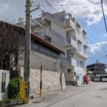 楚辺 - 左の建物がお店。広くて席数多い。