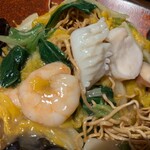 熱香森 - 揚げ焼きそば1,600円✨️塩味の海鮮も旨いし、ベビースターラーメンのような(褒めています)、細平打ち麺がぱりぱりで餡に絡みます♪