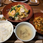 熱香森 - 揚げ焼きそば1,600円＋ミニ麻婆豆腐500円✨️ご飯普通盛り。なめこと卵のスープも美味しく、ザーサイとキュウリの和え物が一番辛くて好みでした♪