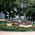 フラワーロード、花時計の南側が市役所