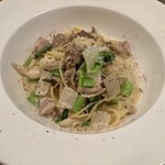 BISTRO POISSON ROUGE - チキンときのこのアンチョビクリームパスタ