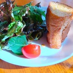 Cafe N225 - ガーリックトーストとサラダ