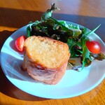 Cafe N225 - ガーリックトーストとサラダ