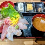 海鮮丼 - 
