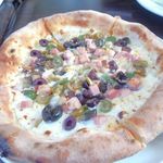 GARDEN HOUSE KAMAKURA - 黒オリーブのピザ　　　うまっ