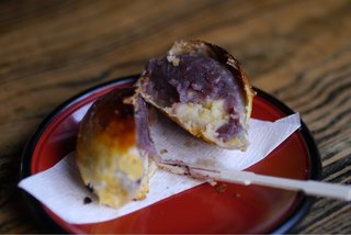 いろり茶屋 萬久 - デザートの焼きまんじゅう。パイ生地に餡と芋と求肥か？その場で焼くとみえて熱々。絶品（ホットコーヒー・アイスコーヒー・ぜんざい・焼きまんじゅうから１つを選択）