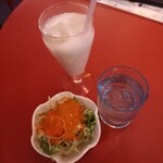 メロ カレーハウス&バー - 秒で到着、サラダとラッシー