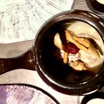 HASUO - ◾️参鶏湯：漢方薬を作る時に使う鍋。美容にも良いとされる鹿の角、朝鮮人参やナツメなど漢方薬材の様な具を入れて火にかけてくれる。