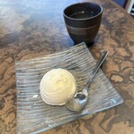 個室焼肉 さんびょうし - セットのアイスクリームと、サービスの熱いお茶