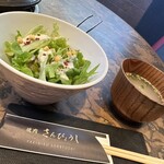 個室焼肉 さんびょうし 長久手店 - ◇セット　税込300円
                                ソフトドリンク・サラダ・スープ（お替り自由）
                                ・デザート(アイスクリーム)の、サラダとスープ。