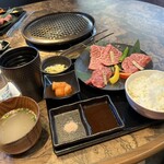 個室焼肉 さんびょうし 長久手店 - ◇赤身焼肉ランチ
                                希少部位1種・和牛ロース・特選上ハラミ/キムチ
                                ・ナムル・ライス（大盛り無料）　　税込1,780円