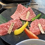個室焼肉 さんびょうし 長久手店 - この日の希少部位は1頭の牛から1〜2kgしかとれない、しんしん