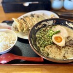 とんこつらーめん 黒竜 - 黒竜とんこつラーメン ギョーザセット(900円)
