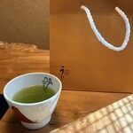 うなぎ亭 友栄 - お茶とお持ち帰りの紙袋
