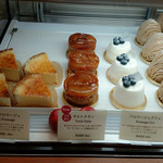 パティスリー ショコラトリー オーディネール - 冬の新作が並ぶショーケース2