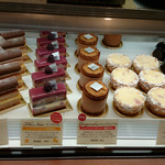 パティスリー ショコラトリー オーディネール - 冬の新作が並ぶショーケース1