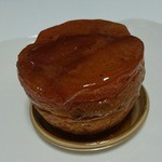 パティスリー ショコラトリー オーディネール - キャラメル色に煮込まれた林檎がトロトロジューシー、タルトタタン480円