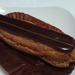 パティスリー ショコラトリー オーディネール - 1周年フェア記念の限定スイーツ、艶めくエクレールショコラ320円