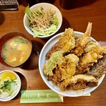 天三 - 天丼はもちろん、味噌汁もお新香もサラダも美味。