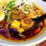 四川厨房 随苑 - 麻婆麺セット900円（ランチは、鶏唐揚げ３個、炒飯ほか食べ放題）