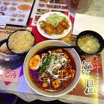 四川厨房 随苑 - 麻婆麺セット900円（ランチは、鶏唐揚げ３個、炒飯ほか食べ放題）
