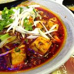 四川厨房 随苑 - 麻婆麺セット900円（ランチは、鶏唐揚げ３個、炒飯ほか食べ放題）