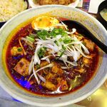 四川厨房 随苑 - 麻婆麺セット900円（ランチは、鶏唐揚げ３個、炒飯ほか食べ放題）