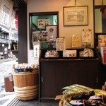 香味茶寮 壽俵屋 犬山井上邸 - いろいろと売られています。