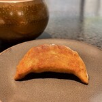 イチリン ハナレ - 焼き餃子 よだれ鶏のタレを絡めて