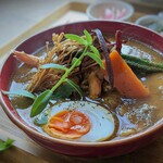In and out - 料理写真:よい香りで着膳、素揚げされたエノキ茸が可愛く映えます。緑のスベリヒユもキレイ♡
大きな人参やオクラ、紅芋チップス、具もたっぶりです。