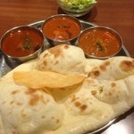 インド料理 ムンバイ - 3種類のカレーセット(マトン、野菜、ブラックペッパーチキン)