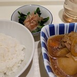 OSAKA市役所食堂 - 料理写真:【肉じゃが】３３０円と【ほうれん草のおひたし】１２０円、【ご飯小】２３０円