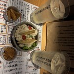 燻製kitchen タニグチ - お通しの燻製芋けんぴとポテトサラダ、ドリンクははちみつ梅酒