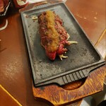 大衆馬肉酒場　冨士山 - 鉄板ジュウジュウ。柔らか～い。