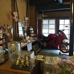 Sabouayumi - 入り口は雑貨売ってます。