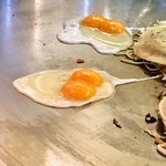 Okonomiyaki Hassho - 卵は黄身が2つ入っています